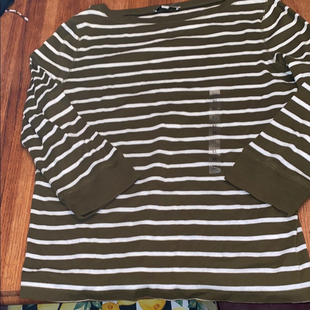 Jones, New York size extra large 3/4 sleeve buttons on the shoulder top